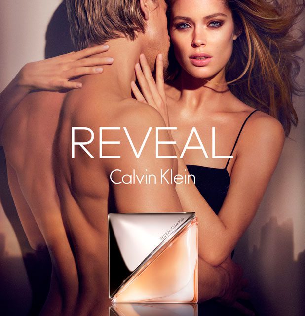 Calvin Klein lanza su nueva fragancia femenina “REVEAL” con Doutzen Kroes y Charlie Hunnam