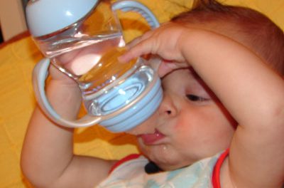 ¿Necesitan beber agua los bebés?