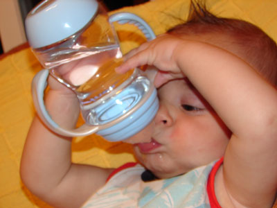 ¿Necesitan beber agua los bebés?