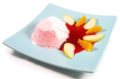 La receta del día: Biscuit helado de fresa y nata con acompañamiento de frutas