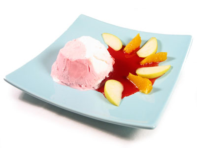 La receta del día: Biscuit helado de fresa y nata con acompañamiento de frutas