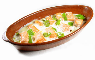 La receta del día: Cazuela de salmón y pimientos con huevo