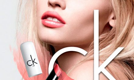 CK One Shine Lipstick, labios carnosos con efecto vinyl