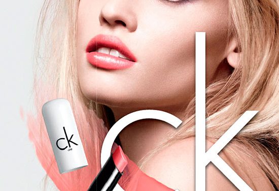 CK One Shine Lipstick, labios carnosos con efecto vinyl