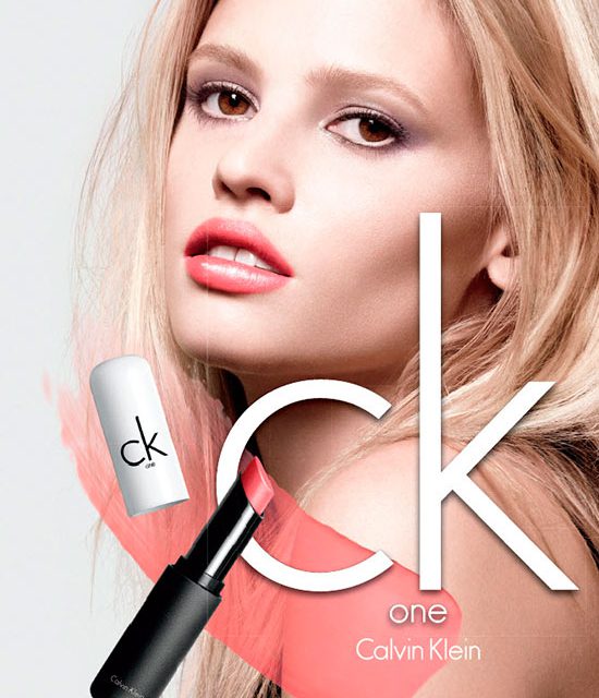 CK One Shine Lipstick, labios carnosos con efecto vinyl