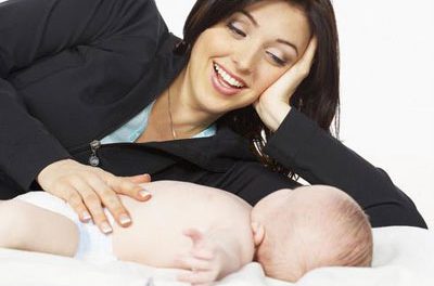 Como dar un masaje anticólico al bebé