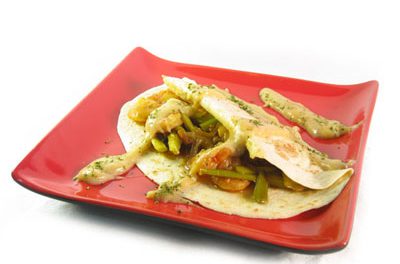 La receta del día: Crepes rellenos de ajetes y gambas salteadas con salsa de finas hierbas