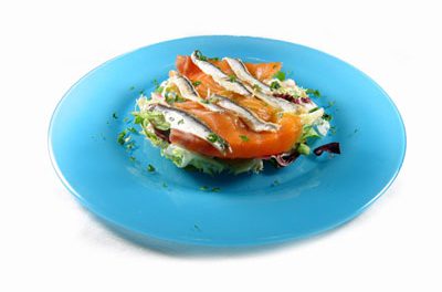 La receta del día: Ensalada de anchoas frescas con salmón ahumado