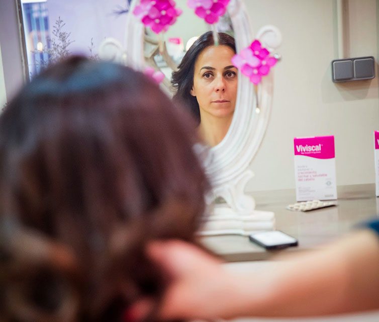 Las fibras voluminizadoras de Viviscal cubren las zonas más despobladas del cabello