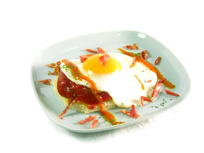 La receta del día: Huevo a la plancha con salsa de tomate, pimientos y paleta ibérica