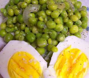 La receta del día: Huevos en salsa con guisantes