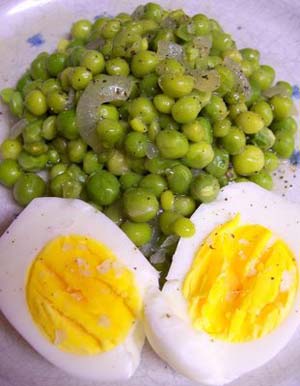 La receta del día: Huevos en salsa con guisantes