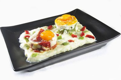 La receta del día: Huevos al horno sobre puré de patatas con judías verdes y pimientos asados