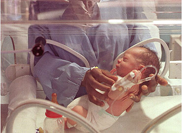 Bebé en la incubadora