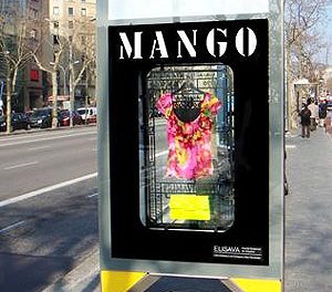 Mango expone en la calle