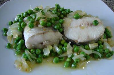 La receta del día : Merluza con guisantes y cebolla al aceite de oliva