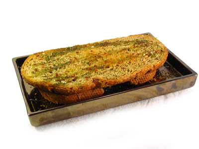 La receta del día: Pan tostado aromatizado con ajo, hierbas y aceite de oliva