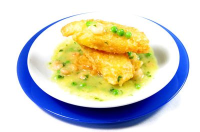 La receta del día: Patatas rebozadas en salsa verde con gambas y guisantes