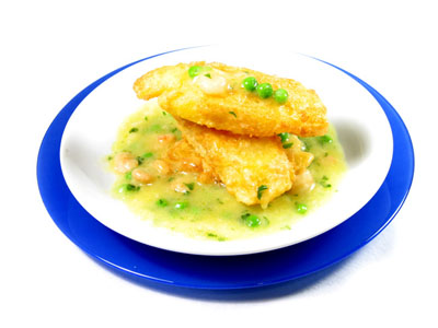 La receta del día: Patatas rebozadas en salsa verde con gambas y guisantes