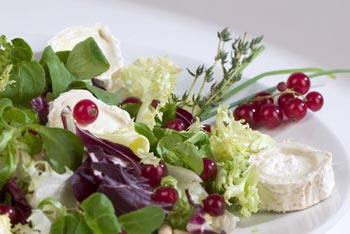 La receta del día: Ensalada con queso de cabra y frutos del bosque