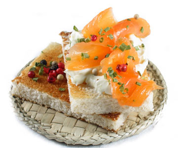 La receta del día: Receta de tostadas de pan con queso crema y salmón ahumado con cebollino y 5 bayas