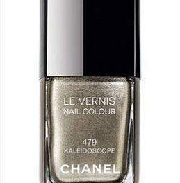 El nuevo esmalte de uñas de Chanel cambia de color según la luz que haya