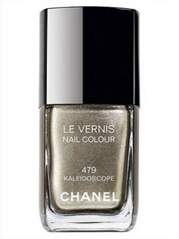 El nuevo esmalte de uñas de Chanel cambia de color según la luz que haya