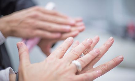 Uñas con mucho brillo y naturales  ¿Cómo conseguirlas?