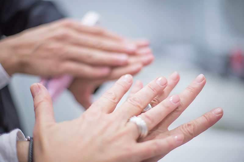 Uñas con mucho brillo y naturales  ¿Cómo conseguirlas?