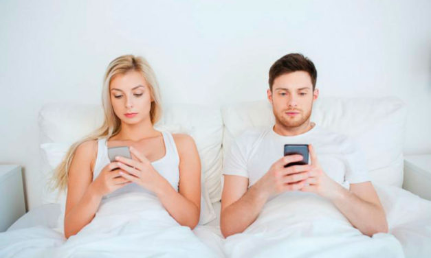 Cómo evitar que el teléfono móvil acabe con tu relación de pareja