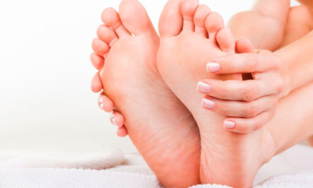 Cómo eliminar durezas y talones agrietados en los pies