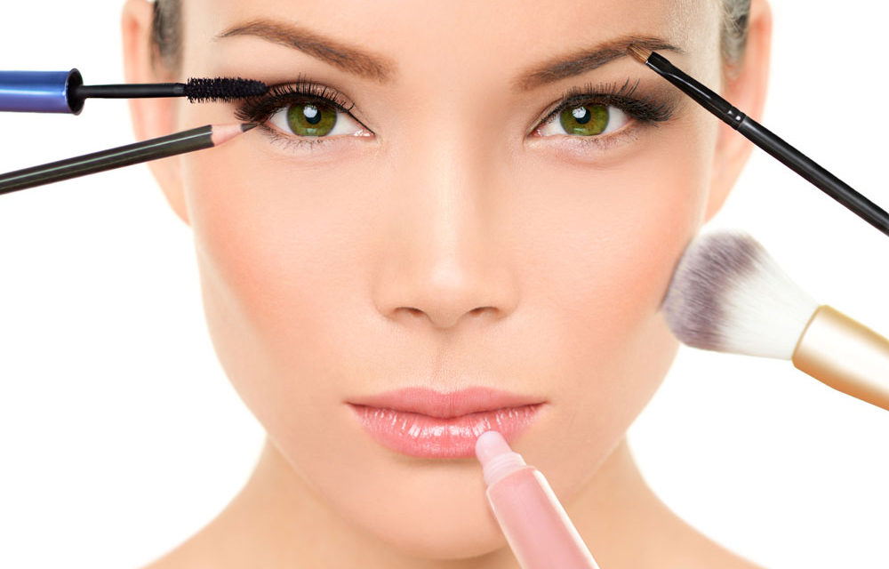 Maquillaje, que productos no te pueden faltar este verano