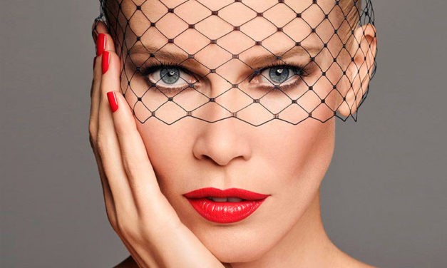 Claudia Schiffer lanza su primera colección de maquillaje para ARTDECO