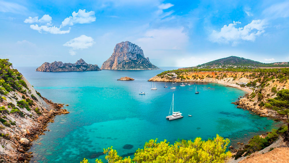 Descubre los secretos de Ibiza, la Isla Blanca del Mediterráneo