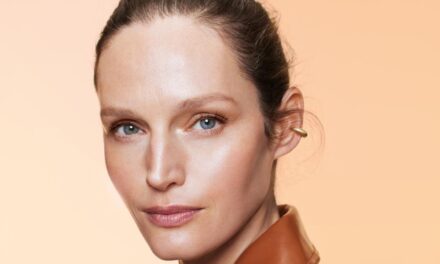 TRATAMIENTO ANTIEDAD CON COLOR EFECTO GLOW de Clarins